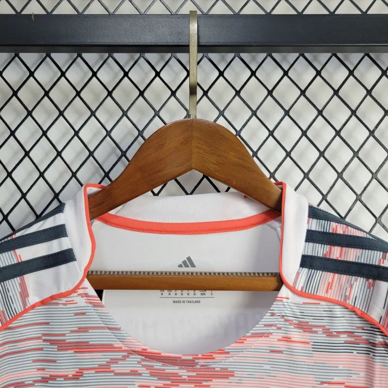 Bayern München 2025-ös vendég mez