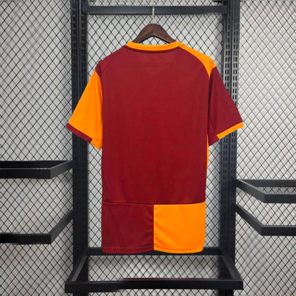 Galatasaray domaći dres za 2025. godinu 