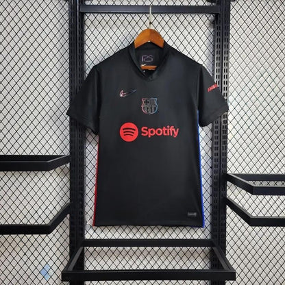 Alternatywna koszulka gościnna Barcelony na 2024 rok 