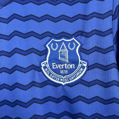 Domowa koszulka Evertonu na 2025 rok 