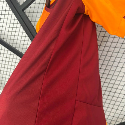 Galatasaray domaći dres za 2025. godinu 